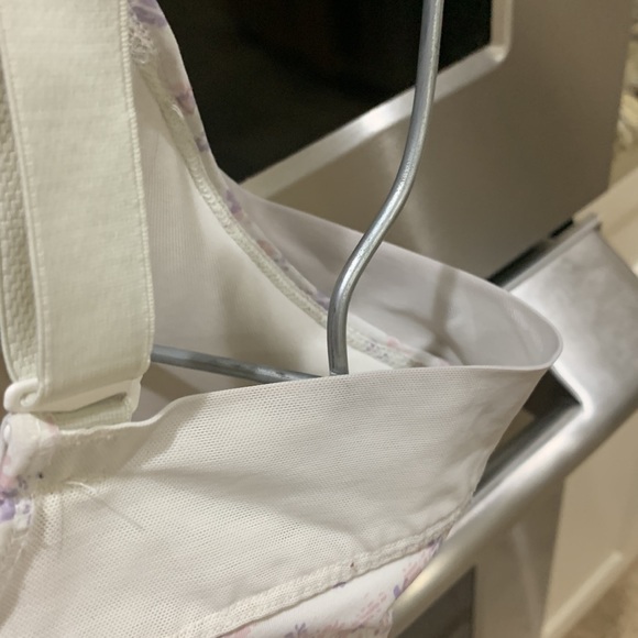 Bali size 38DD non padded underwire bra with side support panels. Under arms are - Picture 11 of 16